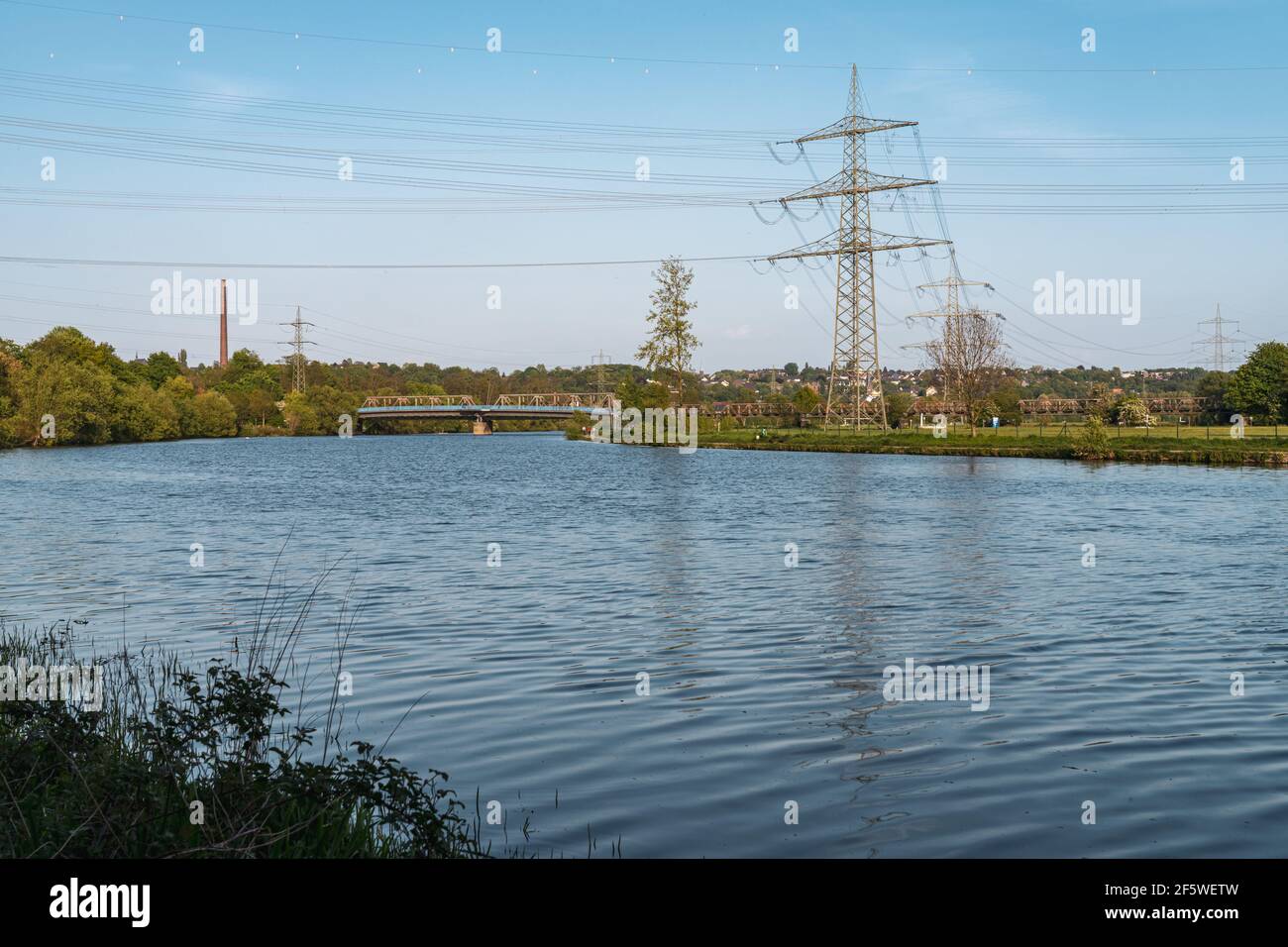 Essen, Nordrhein-Westfalen, Deutschland - 27. April 2020: Blick von Essen-Horst auf die Ruhr und die Eisenbahnbrücke in Bochum-Dahlhausen Stockfoto