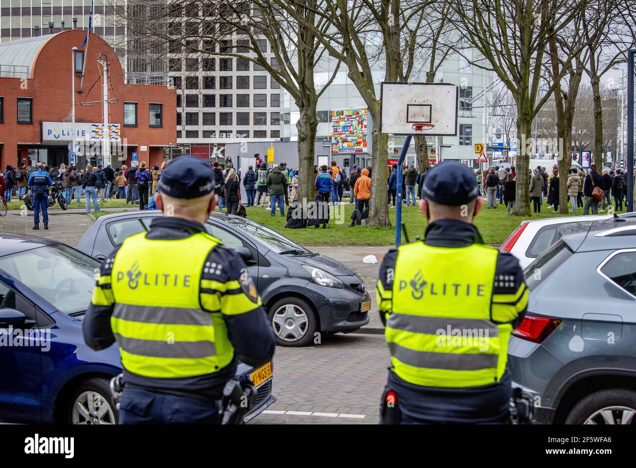 Demonstranten protestieren am 28. März 2021 auf einer Polizeistation gegen Rassismus in Rotterdam, Niederlande, und fordern die Entlassung von fünf Polizisten, die rassistische Äußerungen in App-Gruppen zum Ausdruck brachten. Im vergangenen Monat ergab eine Untersuchung, dass fünf Polizisten in Rotterdam beleidigende und abfällige Bemerkungen gegen Einwanderer in einer WhatsApp-Gruppe verwendeten. Obwohl die Polizisten für ihre Taten verurteilt wurden, zeigten neue Berichte, dass sie über diese Ausdrücke hinausgingen und sagten „ein weniger Türke“ über den 16-jährigen Humeyra ErgincanlÄ±, der 2018 ermordet wurde. Foto von Robi Stockfoto