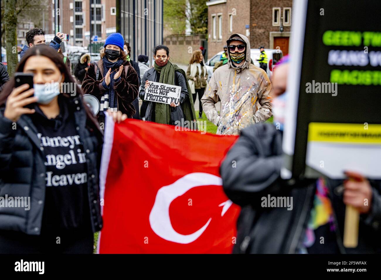 Demonstranten protestieren am 28. März 2021 auf einer Polizeistation gegen Rassismus in Rotterdam, Niederlande, und fordern die Entlassung von fünf Polizisten, die rassistische Äußerungen in App-Gruppen zum Ausdruck brachten. Im vergangenen Monat ergab eine Untersuchung, dass fünf Polizisten in Rotterdam beleidigende und abfällige Bemerkungen gegen Einwanderer in einer WhatsApp-Gruppe verwendeten. Obwohl die Polizisten für ihre Taten verurteilt wurden, zeigten neue Berichte, dass sie über diese Ausdrücke hinausgingen und sagten „ein weniger Türke“ über den 16-jährigen Humeyra ErgincanlÄ±, der 2018 ermordet wurde. Foto von Robi Stockfoto