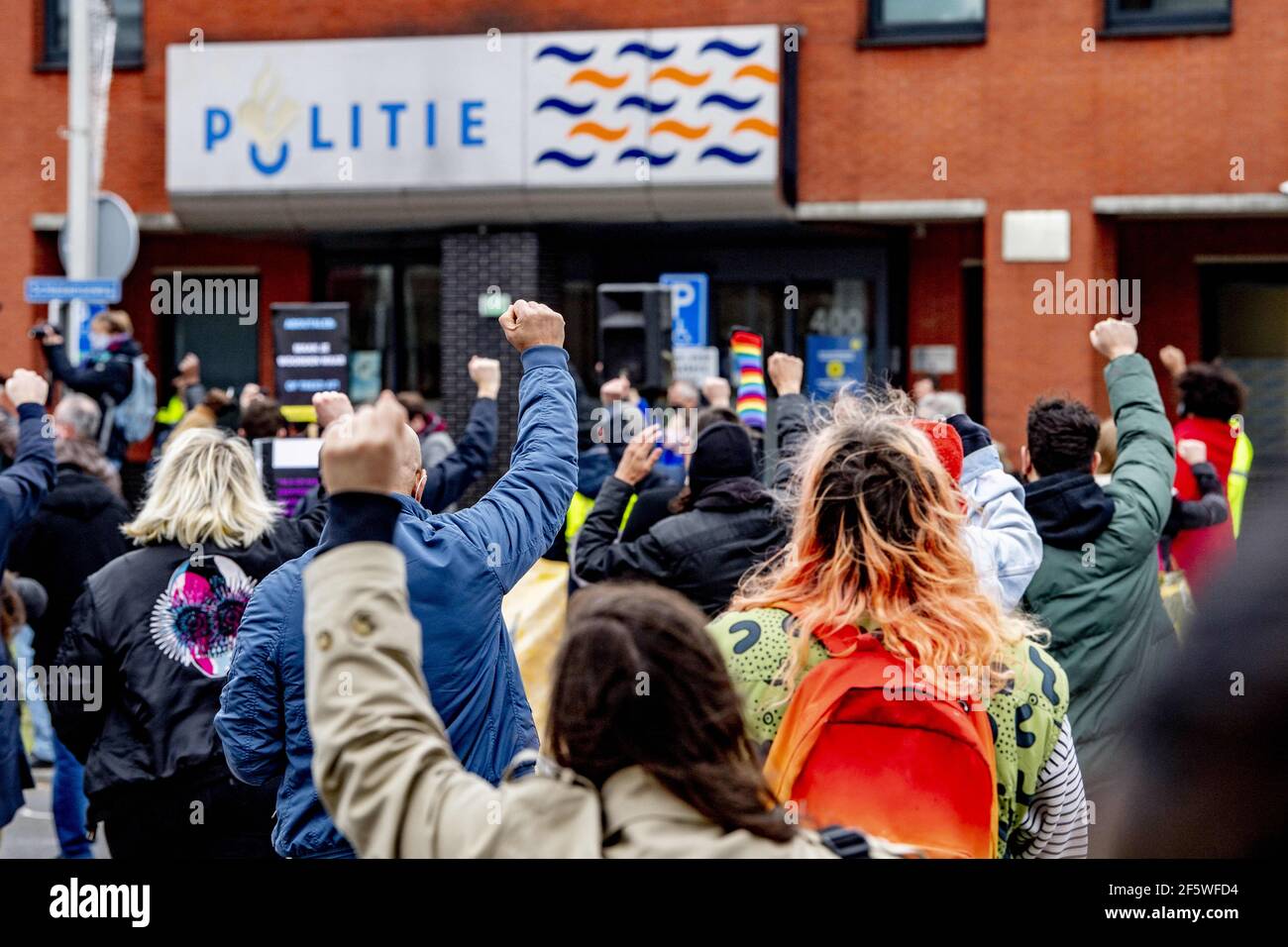 Demonstranten protestieren am 28. März 2021 auf einer Polizeistation gegen Rassismus in Rotterdam, Niederlande, und fordern die Entlassung von fünf Polizisten, die rassistische Äußerungen in App-Gruppen zum Ausdruck brachten. Im vergangenen Monat ergab eine Untersuchung, dass fünf Polizisten in Rotterdam beleidigende und abfällige Bemerkungen gegen Einwanderer in einer WhatsApp-Gruppe verwendeten. Obwohl die Polizisten für ihre Taten verurteilt wurden, zeigten neue Berichte, dass sie über diese Ausdrücke hinausgingen und sagten „ein weniger Türke“ über den 16-jährigen Humeyra ErgincanlÄ±, der 2018 ermordet wurde. Foto von Robi Stockfoto