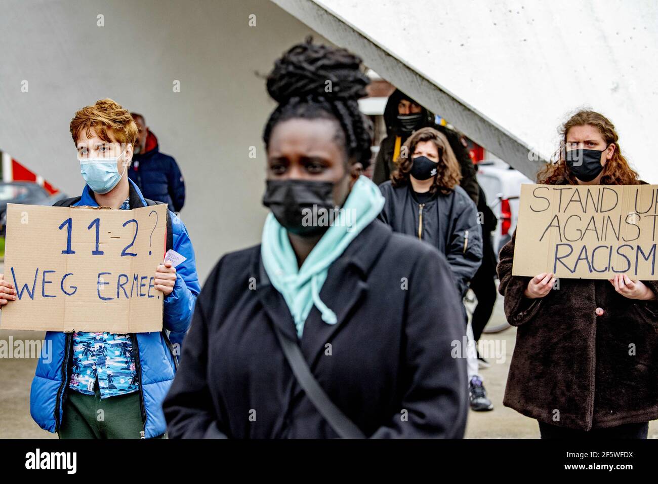 Demonstranten protestieren am 28. März 2021 auf einer Polizeistation gegen Rassismus in Rotterdam, Niederlande, und fordern die Entlassung von fünf Polizisten, die rassistische Äußerungen in App-Gruppen zum Ausdruck brachten. Im vergangenen Monat ergab eine Untersuchung, dass fünf Polizisten in Rotterdam beleidigende und abfällige Bemerkungen gegen Einwanderer in einer WhatsApp-Gruppe verwendeten. Obwohl die Polizisten für ihre Taten verurteilt wurden, zeigten neue Berichte, dass sie über diese Ausdrücke hinausgingen und sagten „ein weniger Türke“ über den 16-jährigen Humeyra ErgincanlÄ±, der 2018 ermordet wurde. Foto von Robi Stockfoto