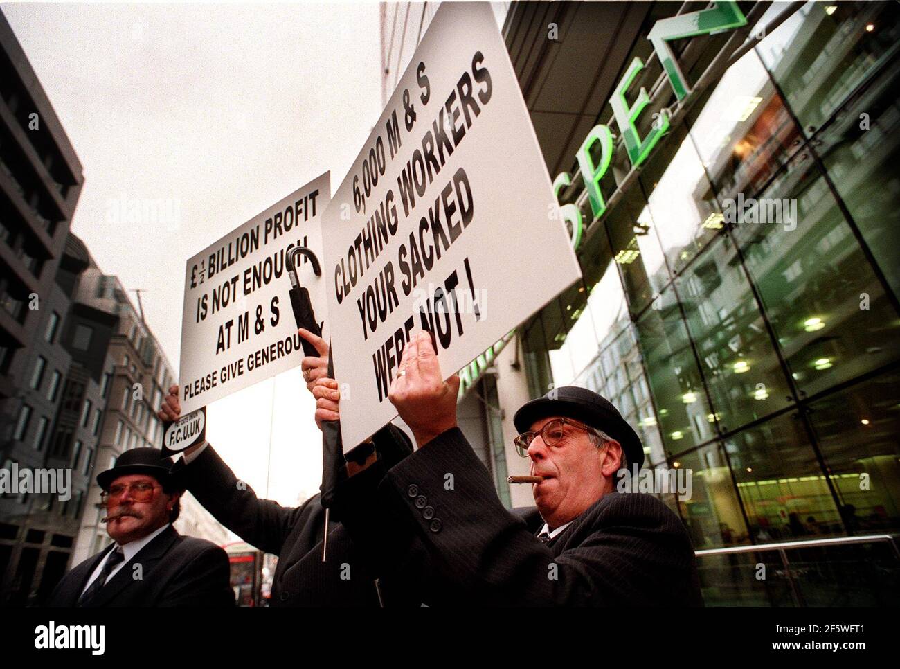 Gewerkschaftsangestellte, die als Stadtangestellte verkleidet waren, protestierten vor Marks und Spencer in der City of London. Der Protest wurde von der GMB-Gewerkschaft organisiert, um die weit verbreitete Ansicht, dass Marks und Spencer eine schlechte Leistung bei den Gewinnbeteiligungen im Einzelhandel darstellen, in Frage zu stellen. Stockfoto