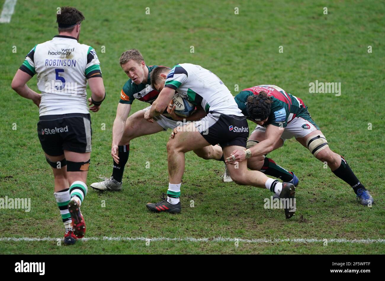 Newcastle Falcons' Ben Stevenson wurde von Leicester Tigers' Harry Wells (rechts) während des Spiels der Gallagher Premiership im Mattioli Woods Welford Road Stadium, Leicester, angegangen. Bilddatum: Sonntag, 28. März 2021. Stockfoto