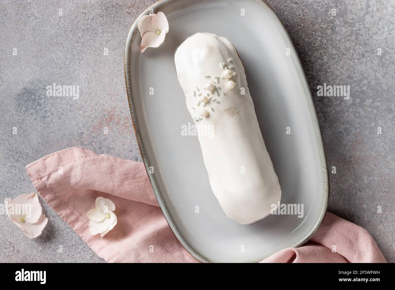 Weiße Schokolade eclair in Keramikplatte Stockfoto