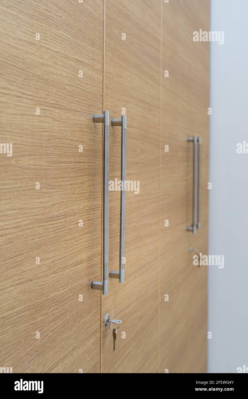 Eine vertikale Aufnahme eines Schlafzimmerschranks Stockfoto