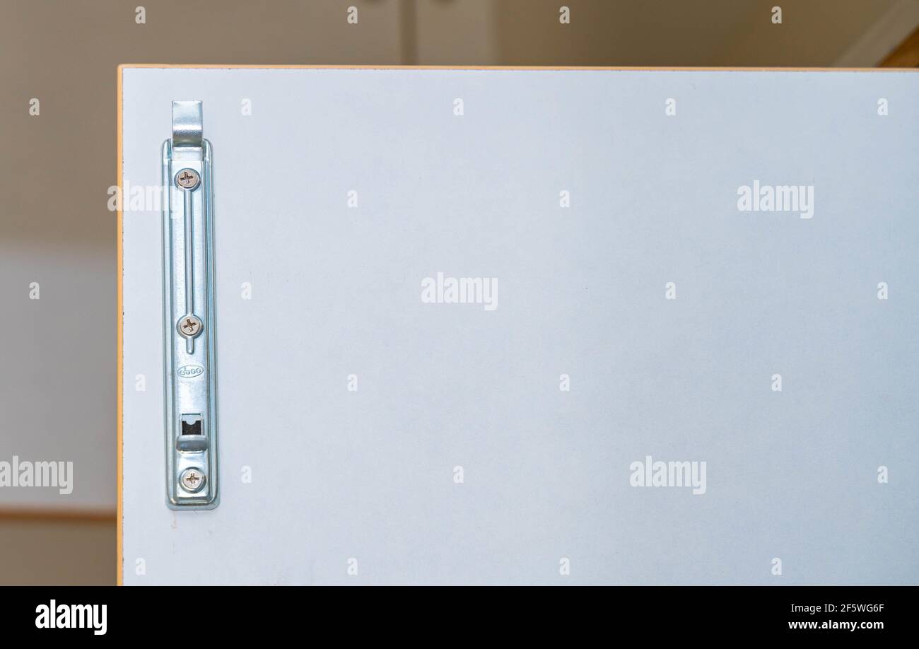Eine selektive Aufnahme von Türbeschlägen und Beschlägen im Kleiderschrank Stockfoto