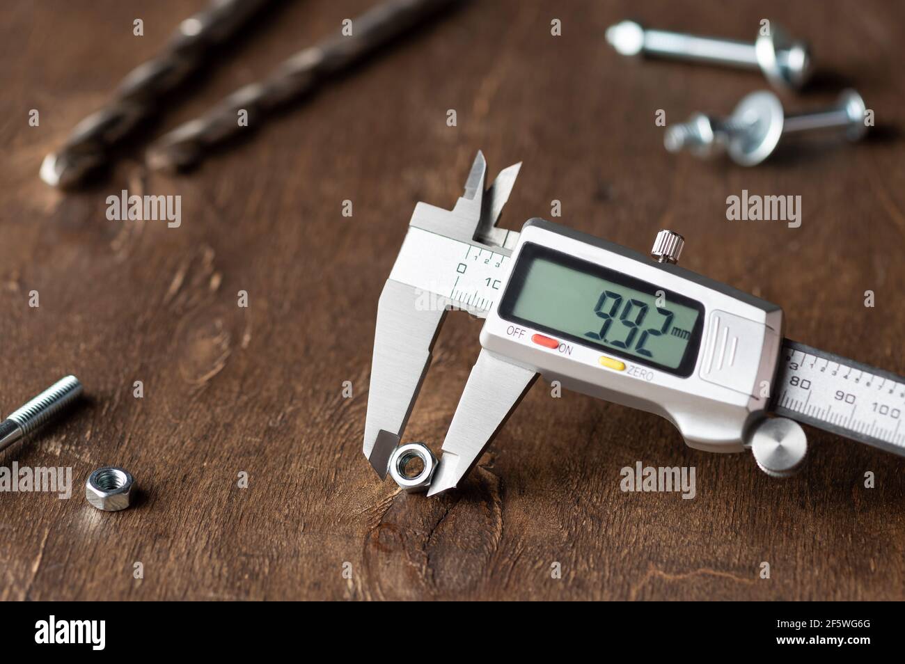 Digitaler Bremssattel auf Holzhintergrund Stockfoto
