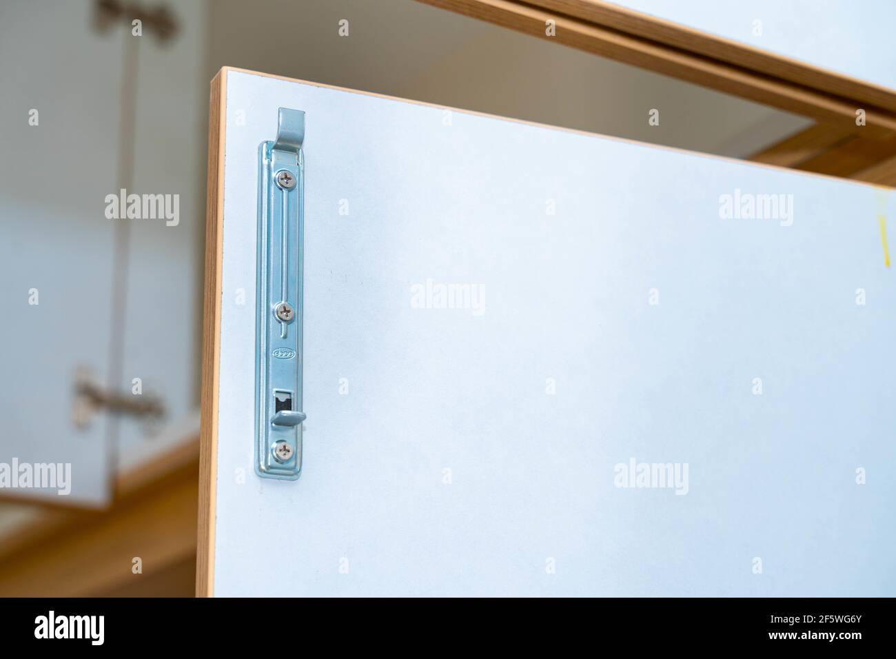 Eine selektive Aufnahme von Türbeschlägen und Beschlägen im Kleiderschrank Stockfoto