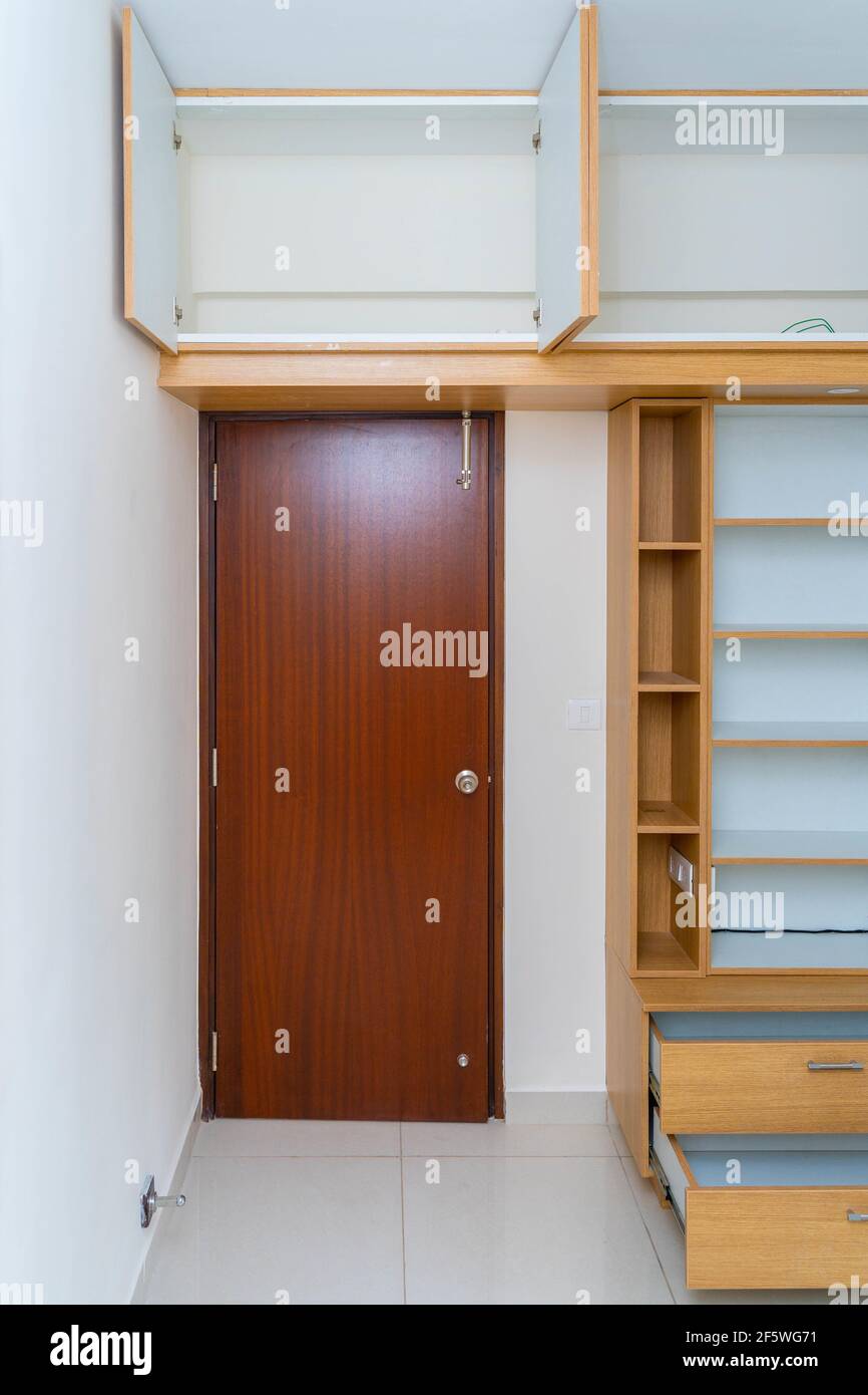 Eine vertikale Aufnahme eines leeren Schlafzimmer Kleiderschrank mit geöffnet Regale Stockfoto