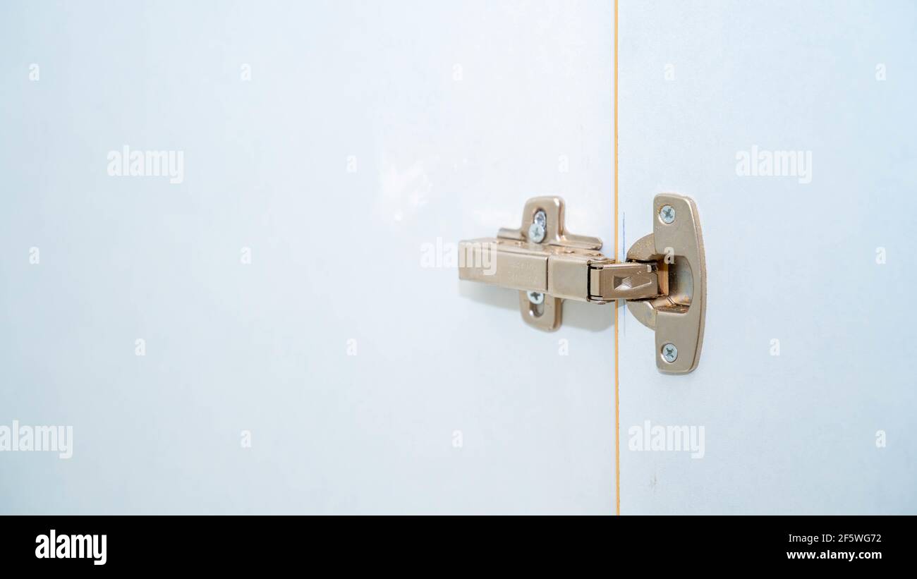 Eine Nahaufnahme der Scharniere des Kleiderschranks Stockfoto