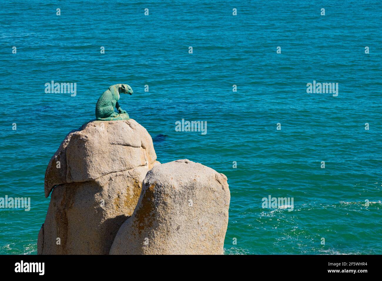 Kapstadt, Südafrika - 17. März 2021: Bronze Leopard Statue auf Felsen in Hout Bay Kapstadt, Südafrika Stockfoto