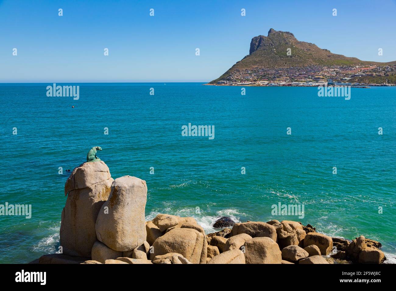 Kapstadt, Südafrika - 17. März 2021: Bronze Leopard Statue auf Felsen in Hout Bay Kapstadt, Südafrika Stockfoto