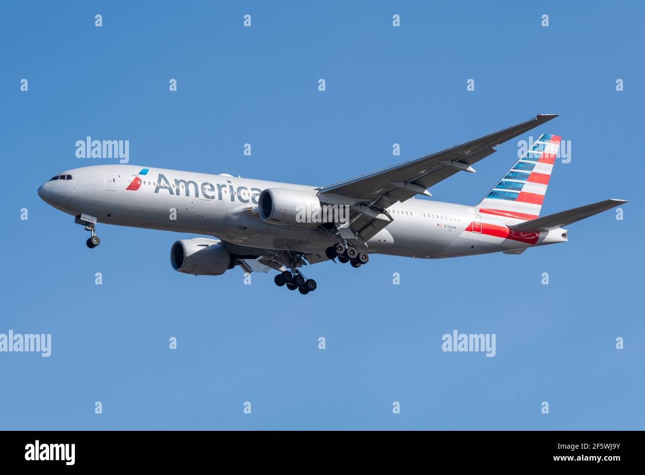 American Airlines Boeing 777 200 Jet-Flugzeug N784AN im Finale auf dem Flughafen London Heathrow, Großbritannien, in blauem Himmel zu landen. Großer Breitkörper. US-Fluggesellschaft Stockfoto