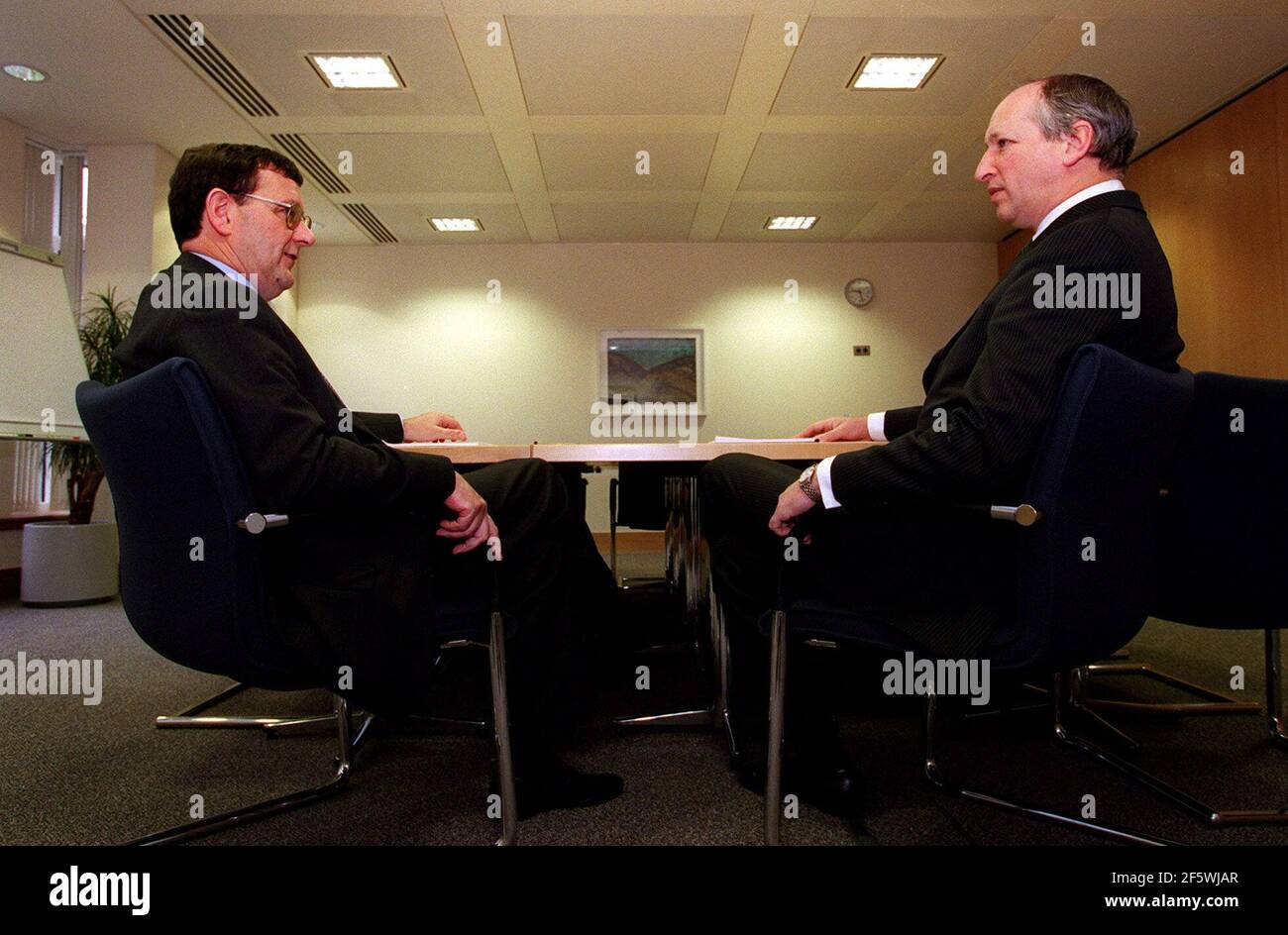 MALCOLM NICOLSON (L) FEBRUAR 2000 UND NIGEL BOARDMAN (R) PARTNER BEI DER SCHLACHTUNG UND MAI - ANWÄLTE Stockfoto