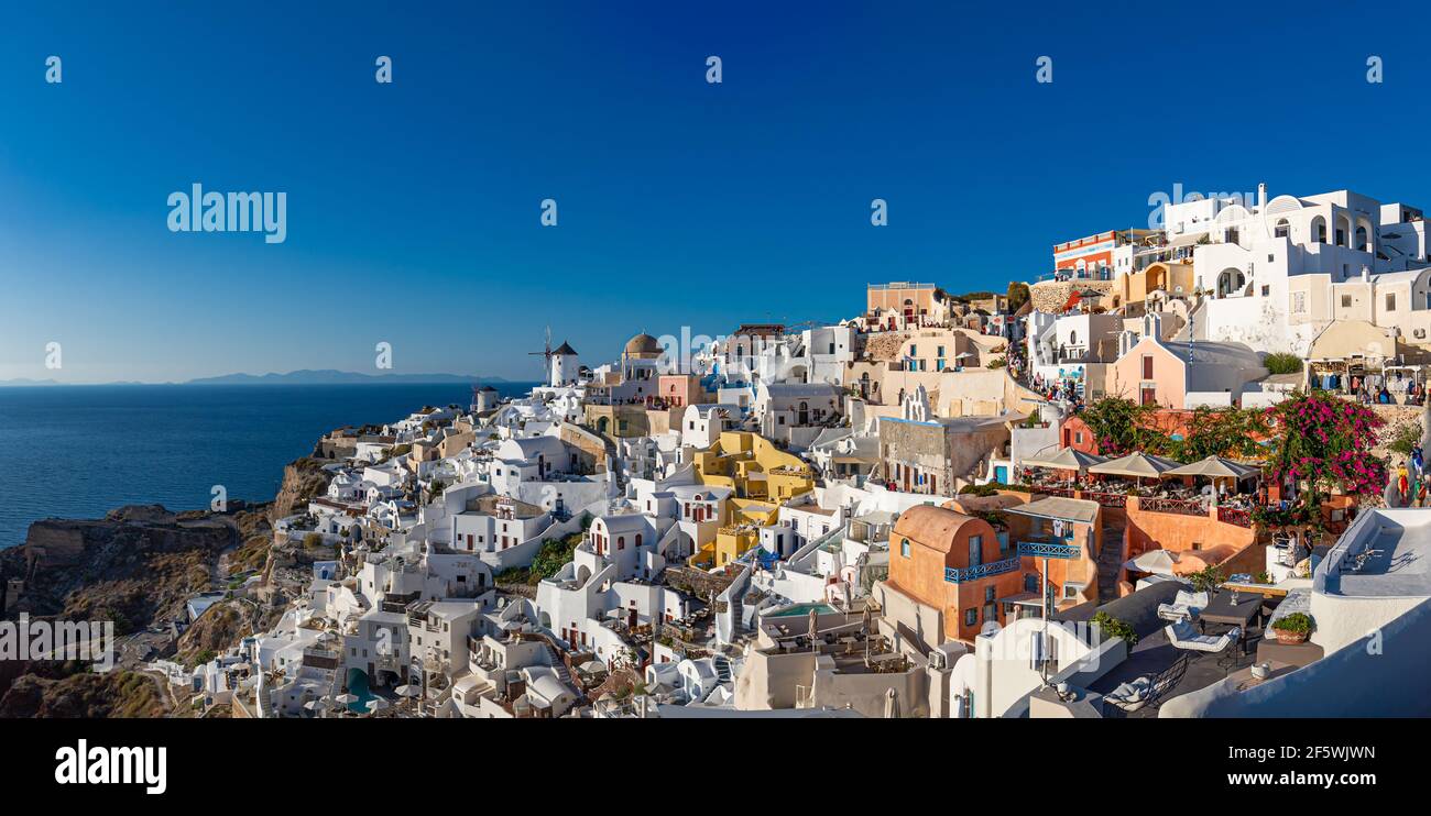Panoramablick auf die Stadt Oia auf der Insel Santorini in Griechenland. Traditionelle weiße Häuser. Berühmte europäische Destination Sommerurlaub, Meereshimmel Stockfoto