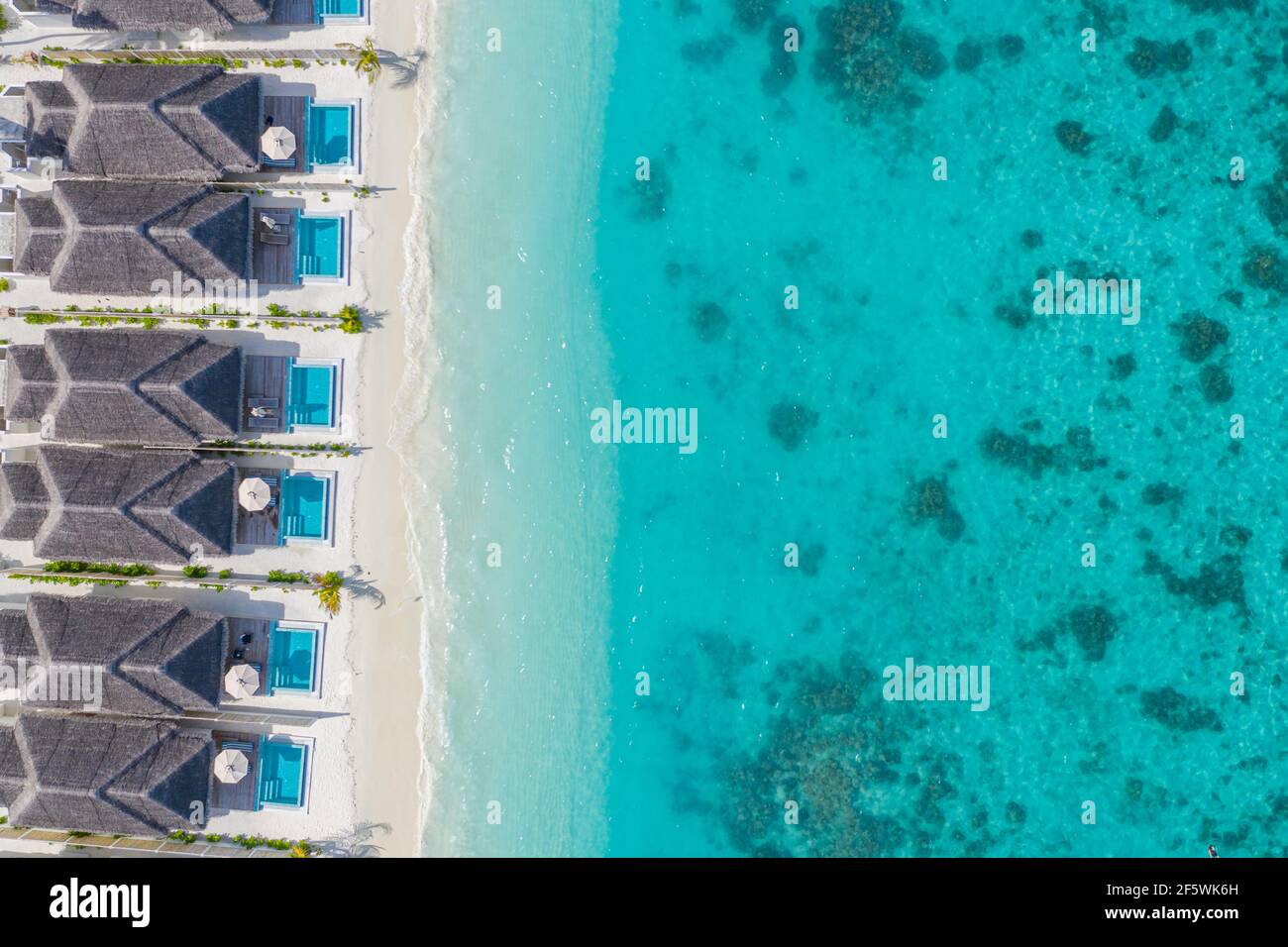 Die Landschaft der Malediven ist paradiesisch. Tropische Luftlandschaft, Seeseite mit langem Steg, Wasservillen mit wunderschönem Meer und exotischem Lagunenstrand, tropische Natur Stockfoto