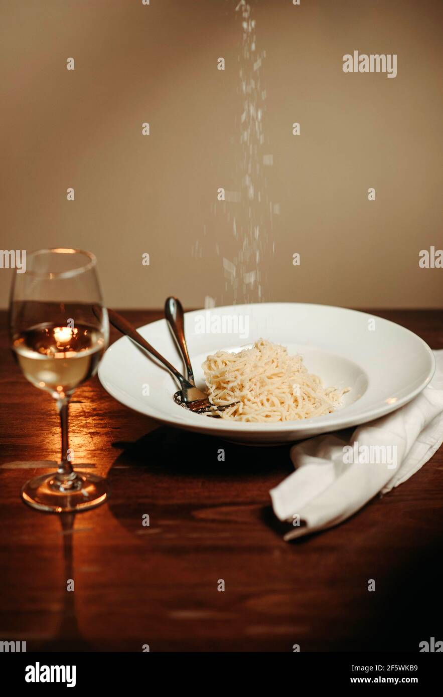 Kochen Pasta, geriebenen Käse auf gekochten vermicelli bestreut Stockfoto