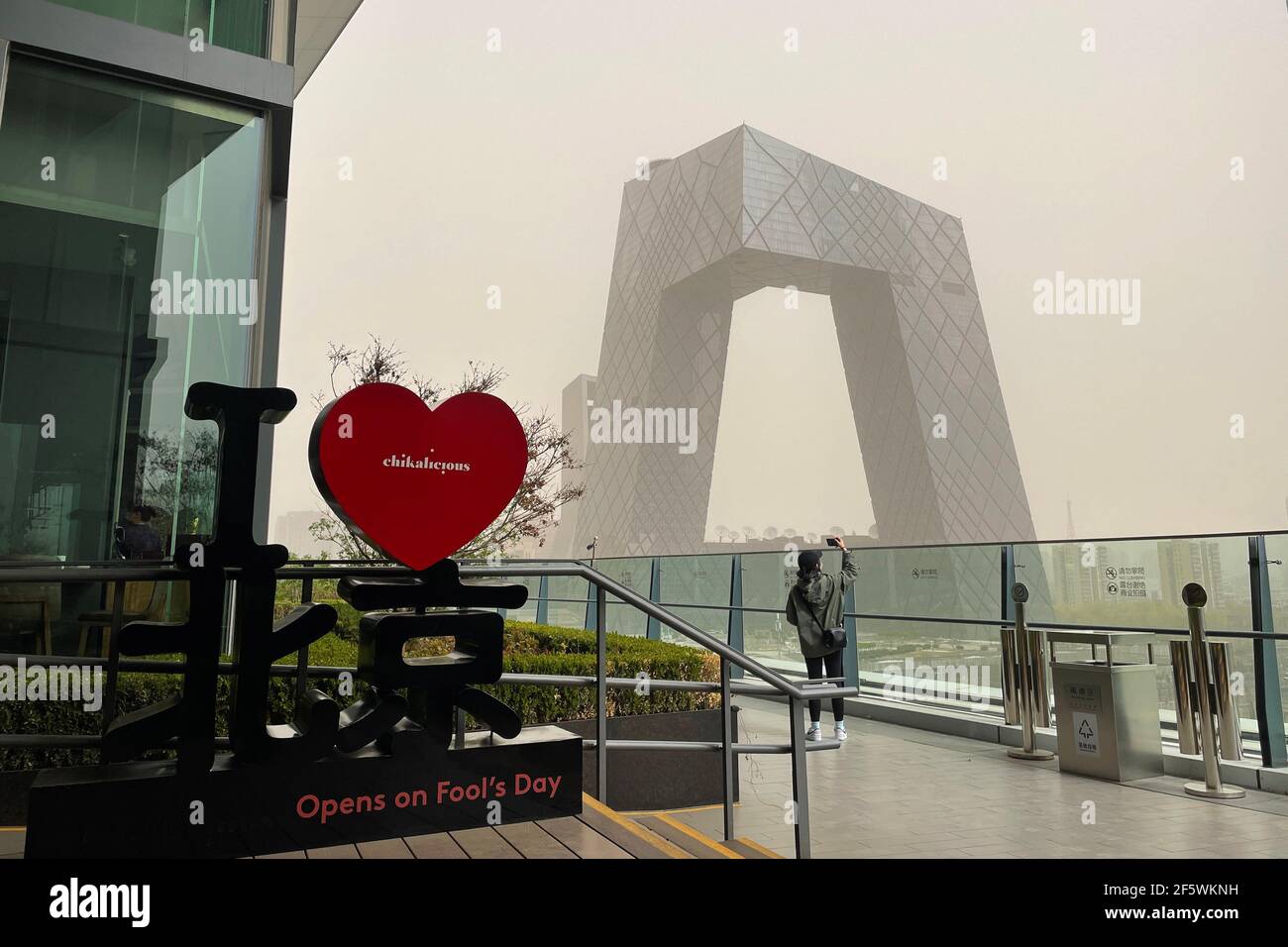 Peking, China. März 2021, 28th. Ein dicker Dunst steigt auf Peking herab, während ein Sandsturm die Stadt bedeckt. Chinas nationales Observatorium gab einen gelben Alarm für Sandstürme im nördlichen Teil des Landes. Kredit: SOPA Images Limited/Alamy Live Nachrichten Stockfoto