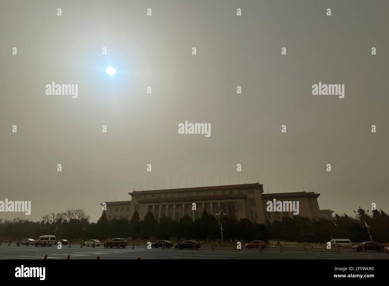 Peking, China. März 2021, 28th. Die Sonne ist blau durch Staubstürme.EIN dichter Dunst steigt auf Peking herab, als ein Sandsturm die Stadt bedeckt. Chinas nationales Observatorium gab einen gelben Alarm für Sandstürme im nördlichen Teil des Landes. Kredit: SOPA Images Limited/Alamy Live Nachrichten Stockfoto