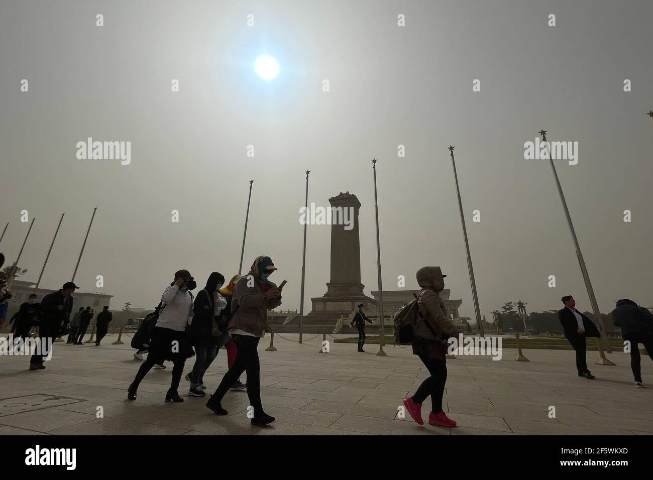 Peking, China. März 2021, 28th. Menschen besuchen Tiananmen malerischen Ort in Peking, umgeben von Sandstürmen. Die Sonne ist blau durch Staubstürme.EIN dichter Dunst steigt auf Peking herab, als ein Sandsturm die Stadt bedeckt. Chinas nationales Observatorium gab einen gelben Alarm für Sandstürme im nördlichen Teil des Landes. (Foto von Sheldon Cooper/SOPA Images/Sipa USA) Quelle: SIPA USA/Alamy Live News Stockfoto