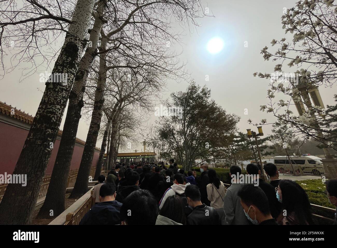 Peking, China. März 2021, 28th. Menschen besuchen Tiananmen malerischen Ort in Peking, umgeben von Sandstürmen. Die Sonne ist blau durch Staubstürme.EIN dichter Dunst steigt auf Peking herab, als ein Sandsturm die Stadt bedeckt. Chinas nationales Observatorium gab einen gelben Alarm für Sandstürme im nördlichen Teil des Landes. (Foto von Sheldon Cooper/SOPA Images/Sipa USA) Quelle: SIPA USA/Alamy Live News Stockfoto
