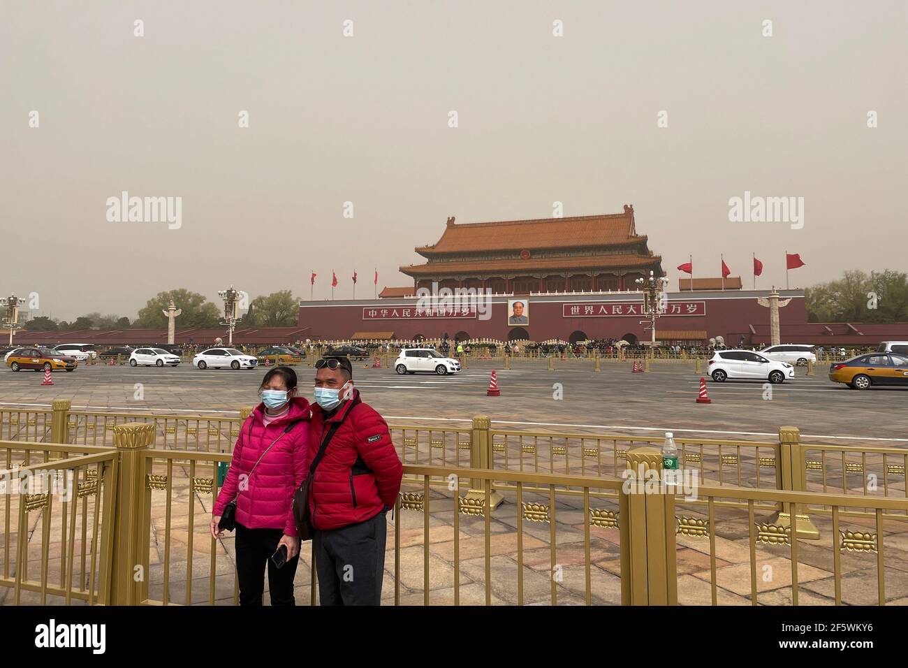 Peking, China. März 2021, 28th. Menschen tragen Masken, um Tiananmen malerischen Ort in Peking zu besuchen, umgeben von Sandstürmen.EIN dichter Dunst steigt auf Peking als Sandsturm bedeckt die Stadt. Chinas nationales Observatorium gab einen gelben Alarm für Sandstürme im nördlichen Teil des Landes. (Foto von Sheldon Cooper/SOPA Images/Sipa USA) Quelle: SIPA USA/Alamy Live News Stockfoto