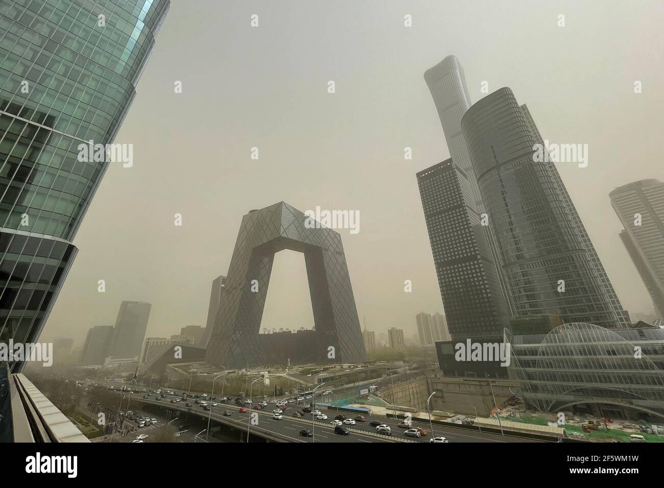 Peking, China. März 2021, 28th. Ein dicker Dunst steigt auf Peking herab, während ein Sandsturm die Stadt bedeckt. Chinas nationales Observatorium gab einen gelben Alarm für Sandstürme im nördlichen Teil des Landes. (Foto von Sheldon Cooper/SOPA Images/Sipa USA) Quelle: SIPA USA/Alamy Live News Stockfoto