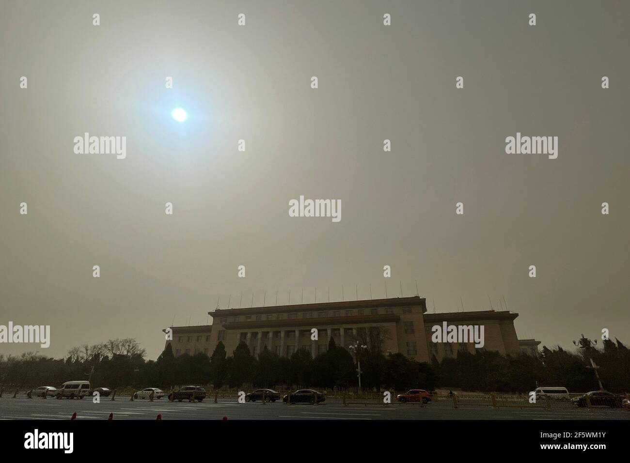 Peking, China. März 2021, 28th. Die Sonne ist blau durch Staubstürme.EIN dichter Dunst steigt auf Peking herab, als ein Sandsturm die Stadt bedeckt. Chinas nationales Observatorium gab einen gelben Alarm für Sandstürme im nördlichen Teil des Landes. (Foto von Sheldon Cooper/SOPA Images/Sipa USA) Quelle: SIPA USA/Alamy Live News Stockfoto