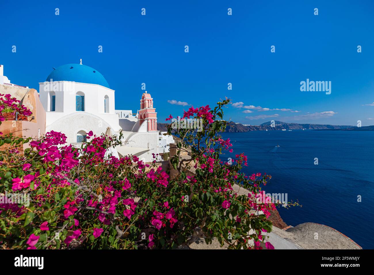 Atemberaubendes Urlaubsziel im Sommer. Luxusurlaub auf Santorini, Griechenland. Erstaunliche Meeresblick Caldera, weiße Architektur berühmte Oia. Hotel Stockfoto