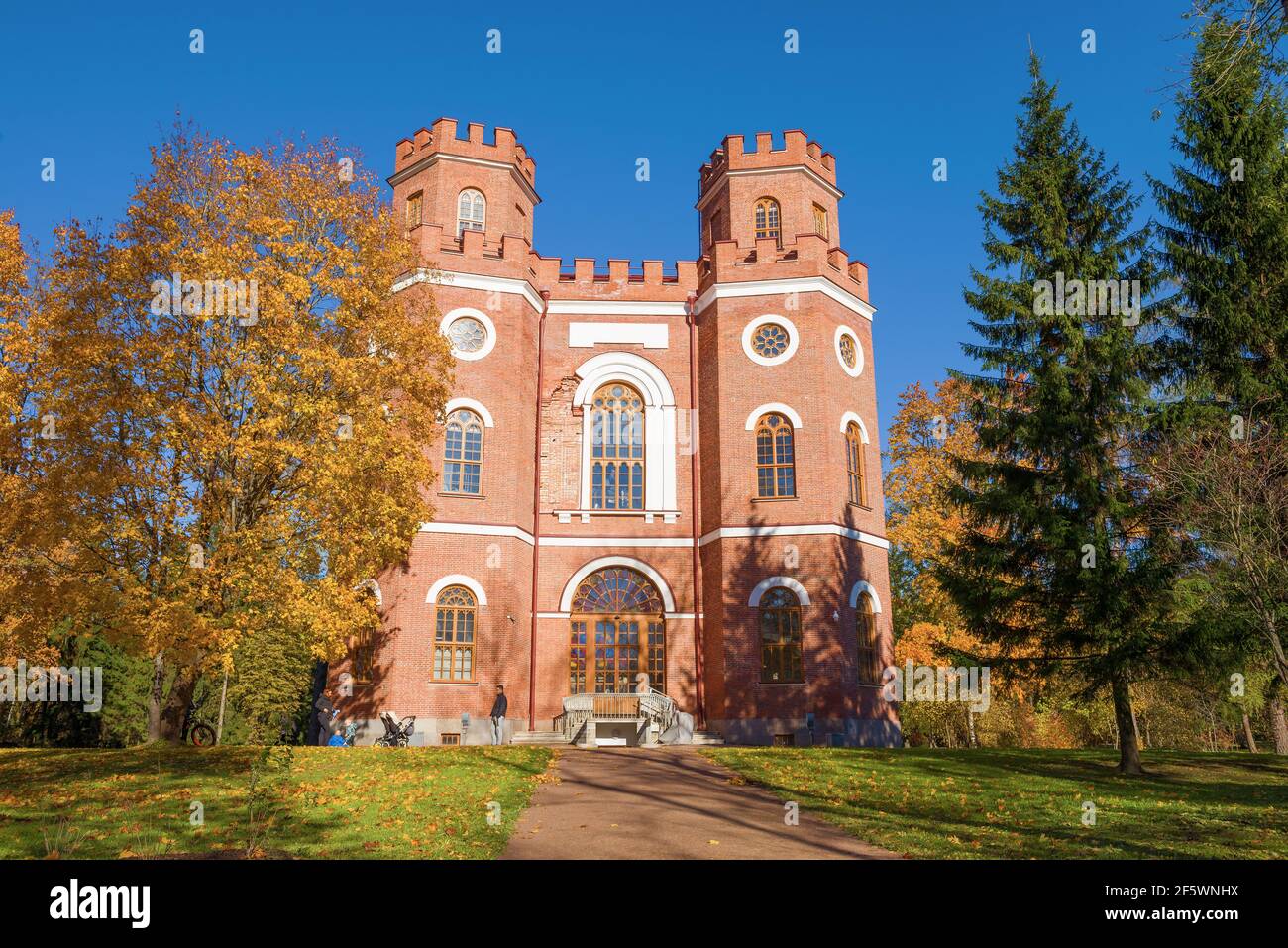 PUSCHKIN, RUSSLAND-11. OKTOBER 2018: Im alten Arsenal-Pavillon im goldenen Herbst. Tsarskoe Selo Stockfoto