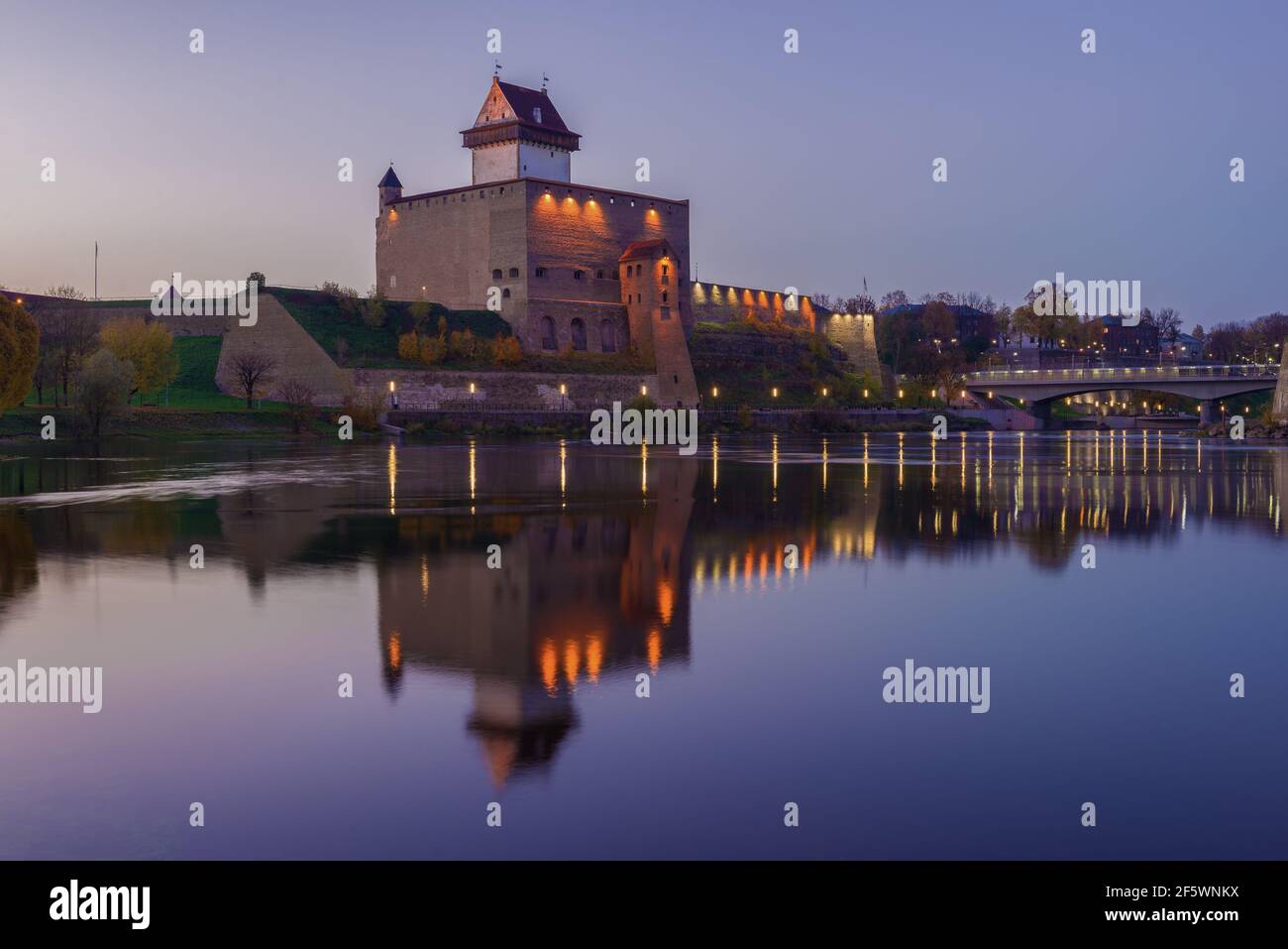 Blick auf das Herman Castle in der lila Oktoberdämmerung. Narva, Estland Stockfoto