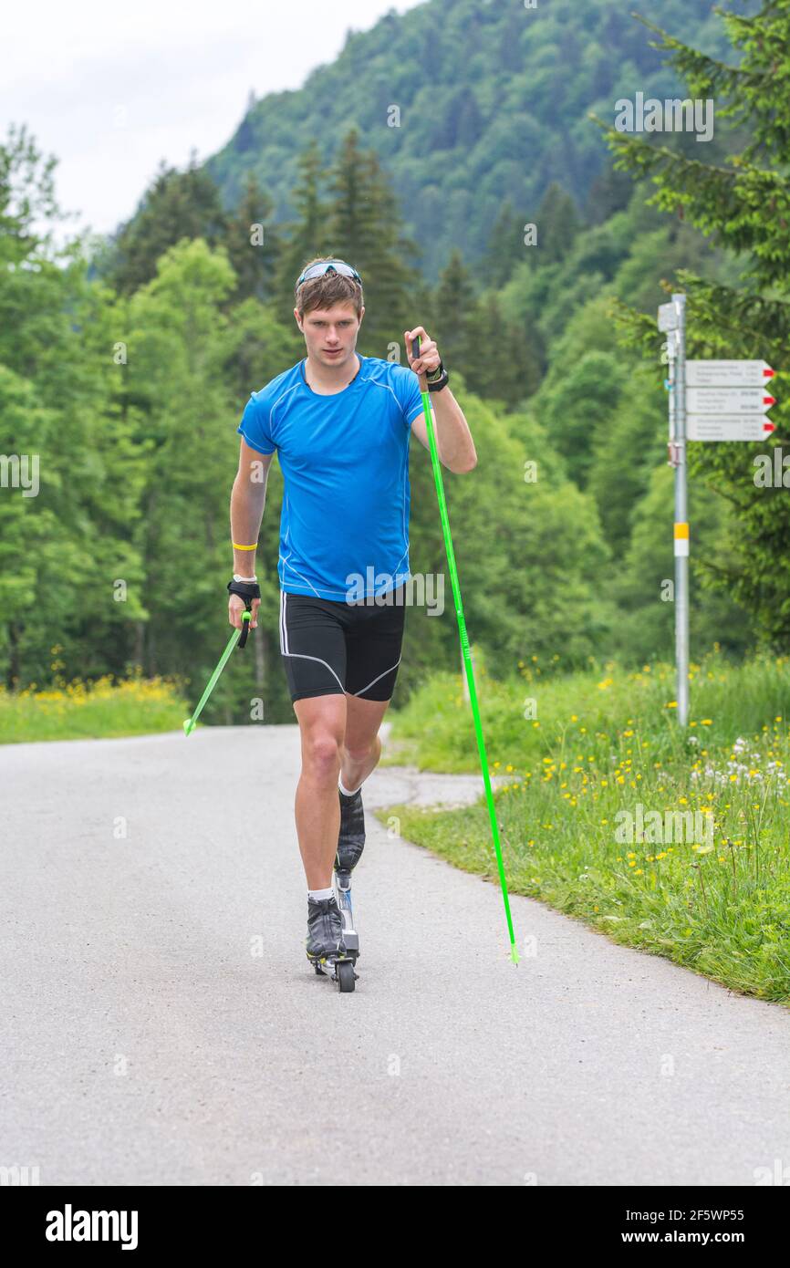 CC-Skifahrer während einer Trainingseinheit im Sommer Stockfoto