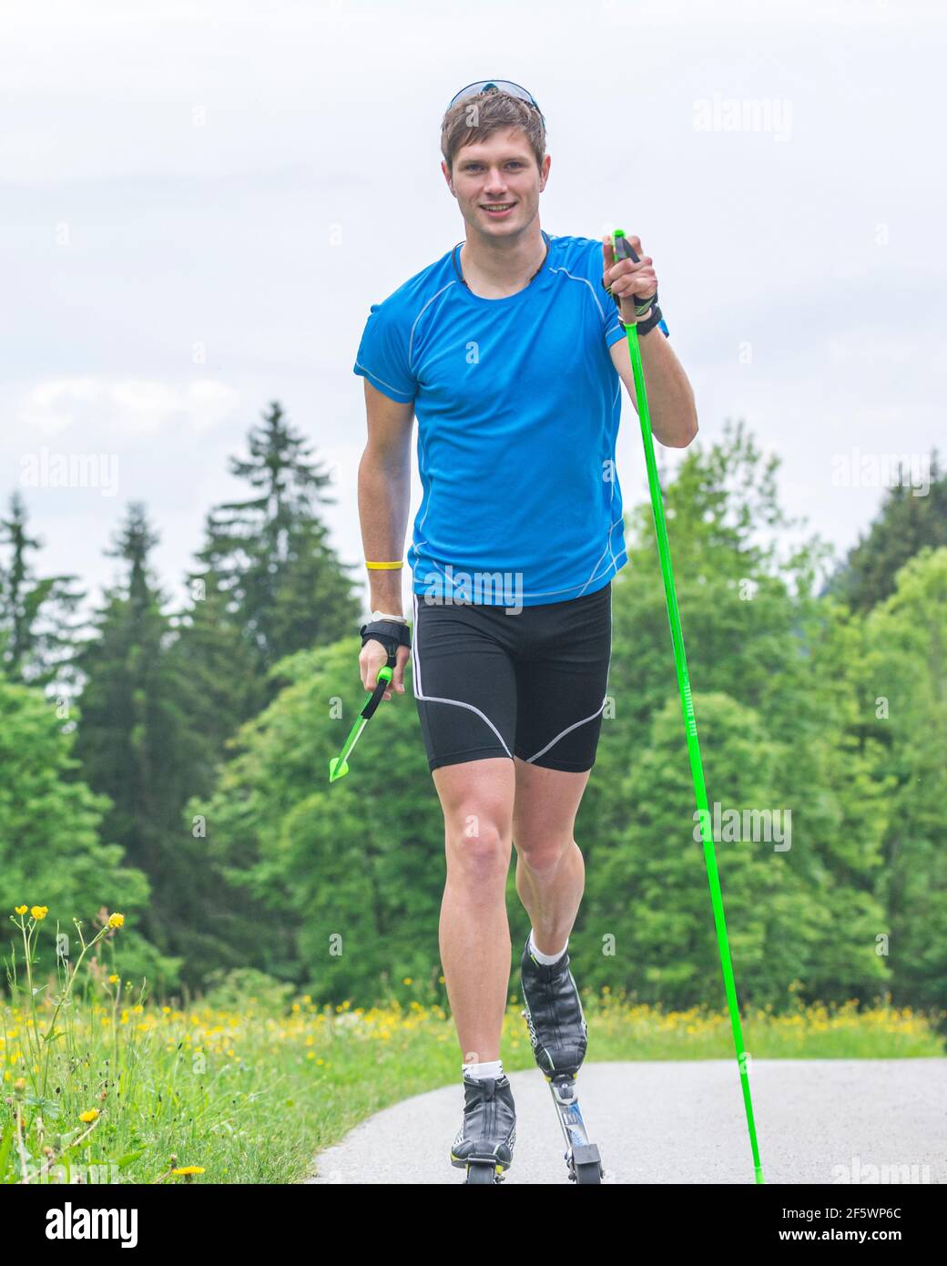 CC-Skifahrer während einer Trainingseinheit im Sommer Stockfoto