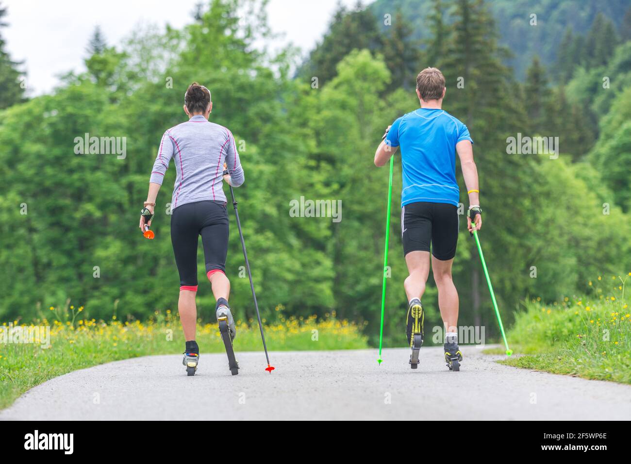CC-Skifahrer während einer Trainingseinheit im Sommer Stockfoto
