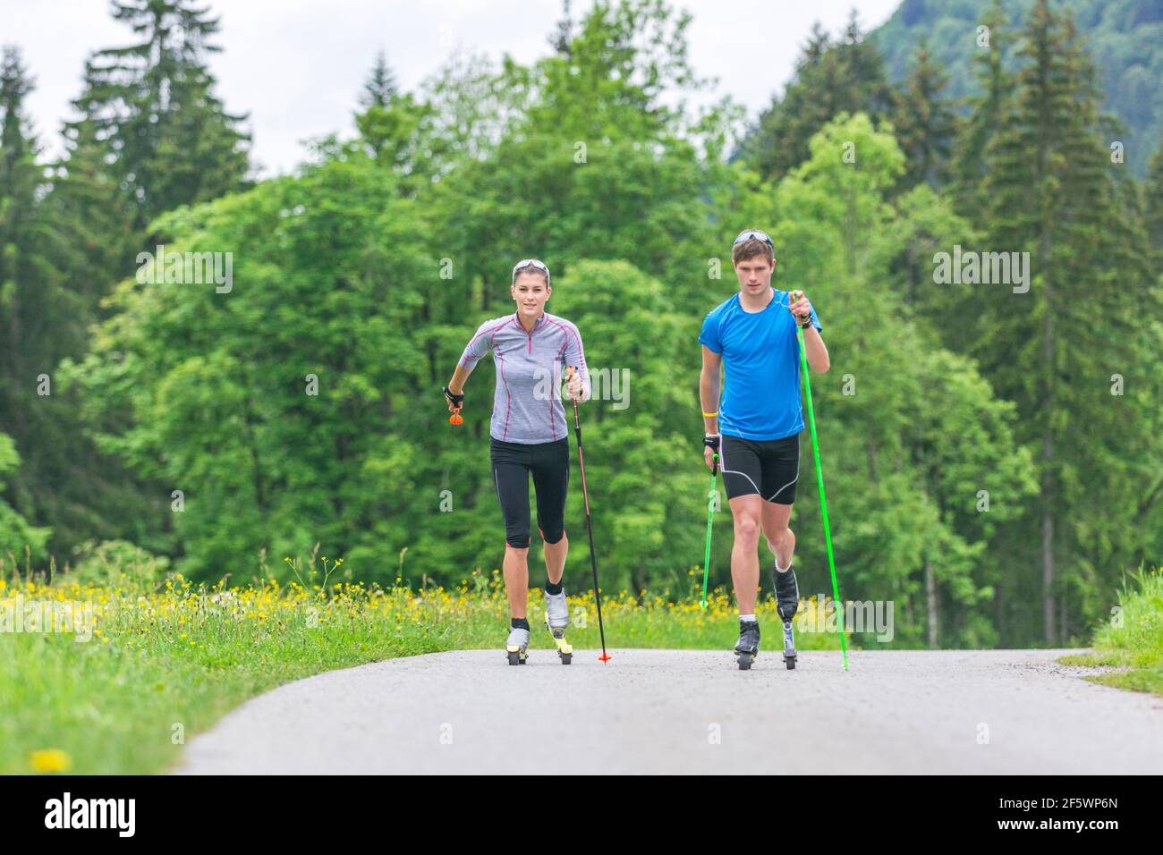 CC-Skifahrer während einer Trainingseinheit im Sommer Stockfoto