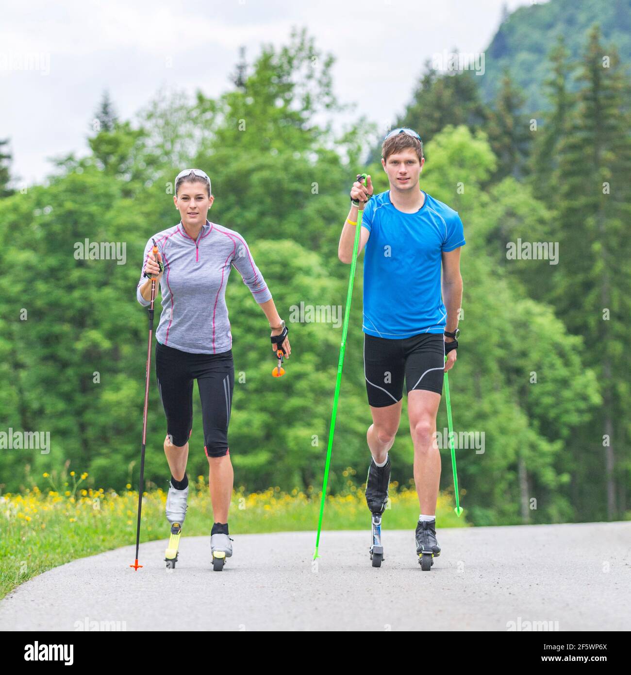 CC-Skifahrer während einer Trainingseinheit im Sommer Stockfoto