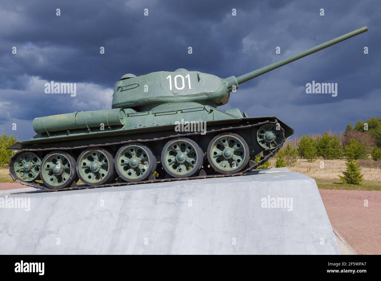 KIROWSK, RUSSLAND - 26. AUGUST 2020: Panzer T-34-85 unter stürmischem Himmel an einem Apriltag. Fragment des Denkmals "Newski Pjatachok". Leningrad Stockfoto