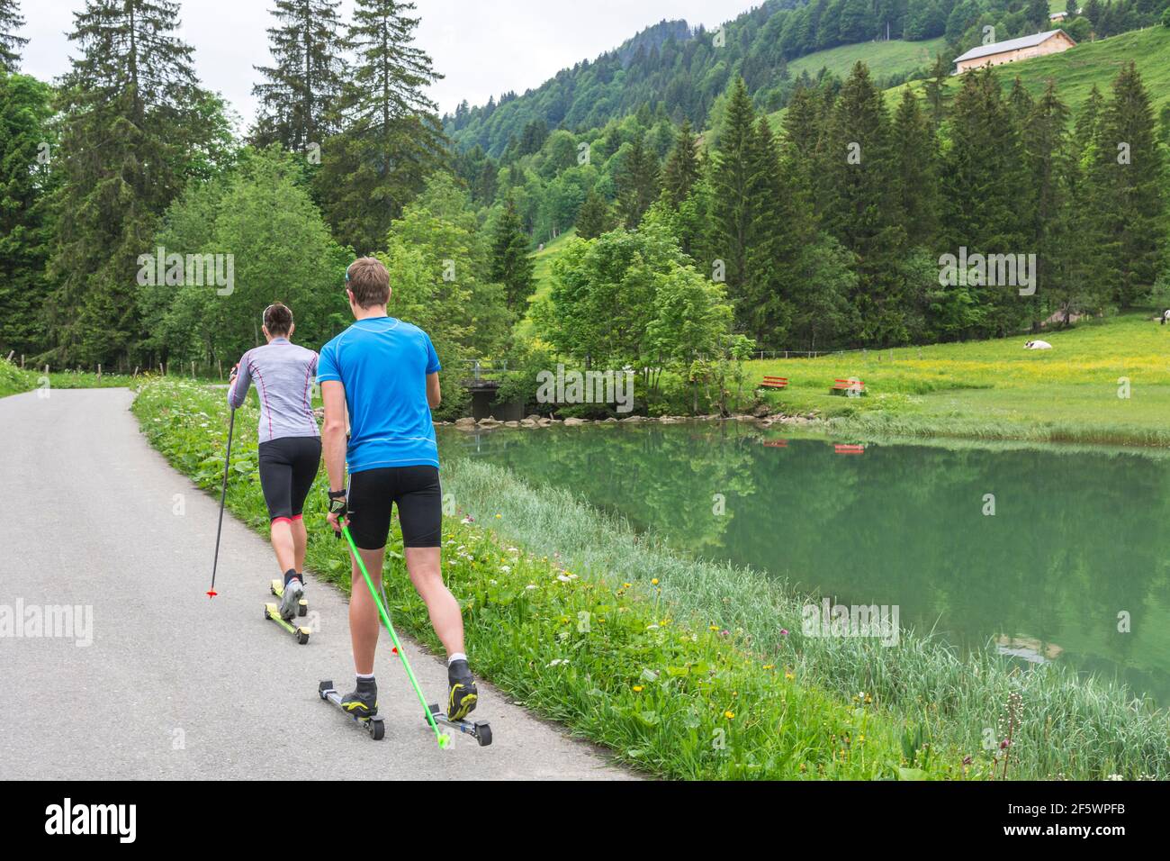 CC-Skifahrer während einer Trainingseinheit im Sommer Stockfoto