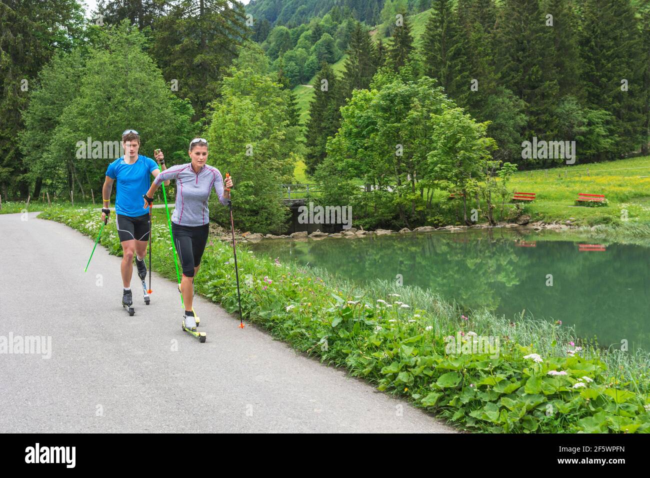 CC-Skifahrer während einer Trainingseinheit im Sommer Stockfoto