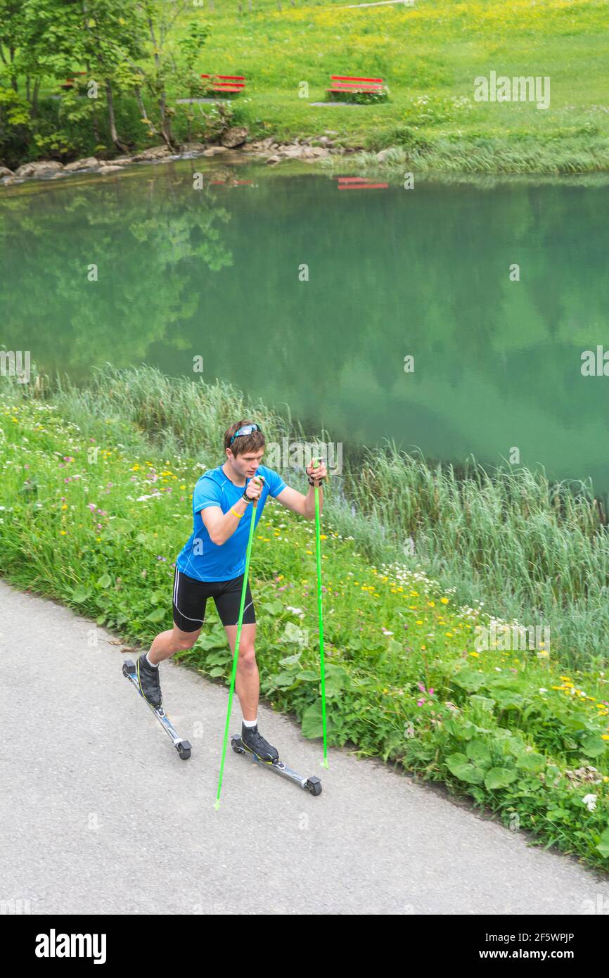 CC-Skifahrer während einer Trainingseinheit im Sommer Stockfoto