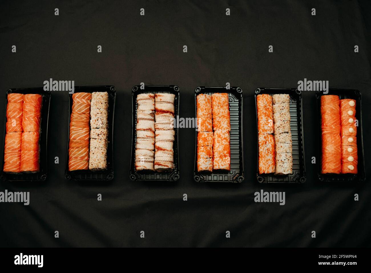 Draufsicht auf verpackte Sushi-Sets zum Mitnehmen Stockfoto