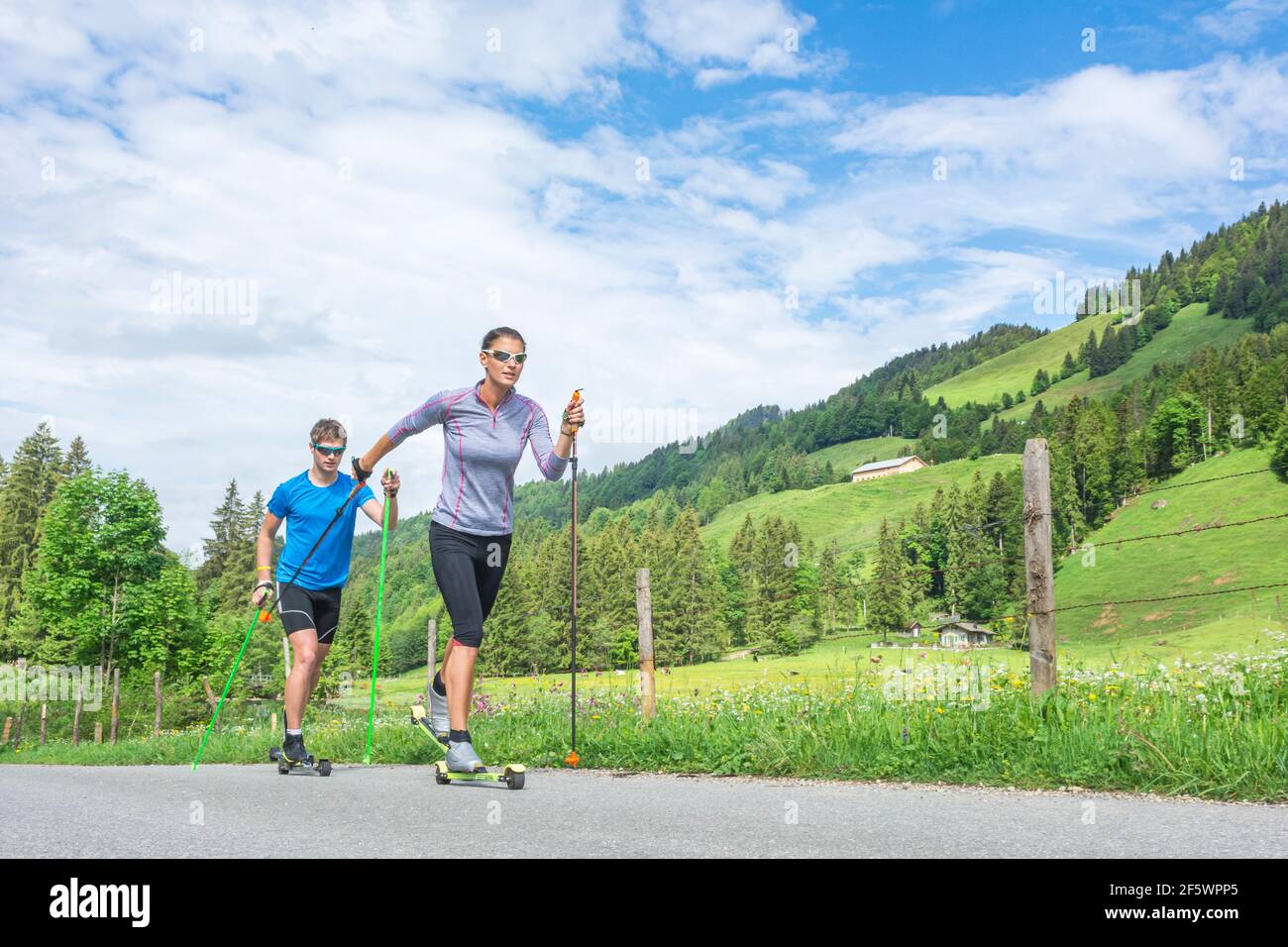 CC-Skifahrer während einer Trainingseinheit im Sommer Stockfoto
