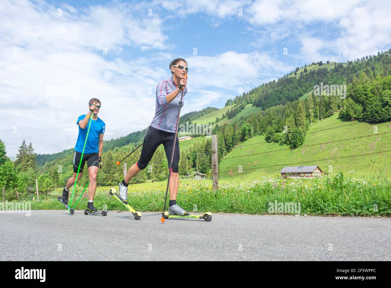 CC-Skifahrer während einer Trainingseinheit im Sommer Stockfoto