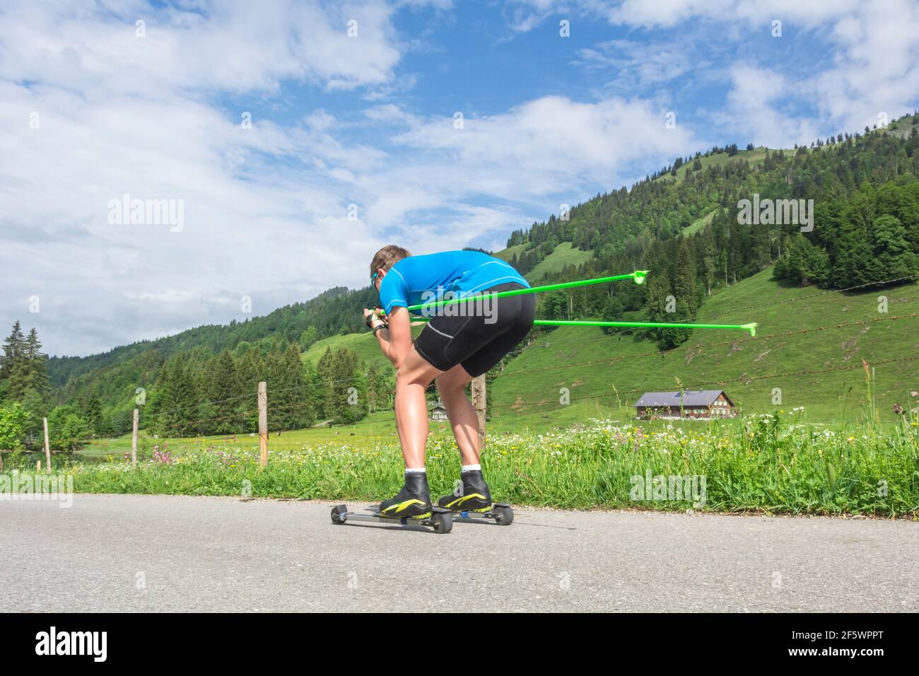 CC-Skifahrer während einer Trainingseinheit im Sommer Stockfoto