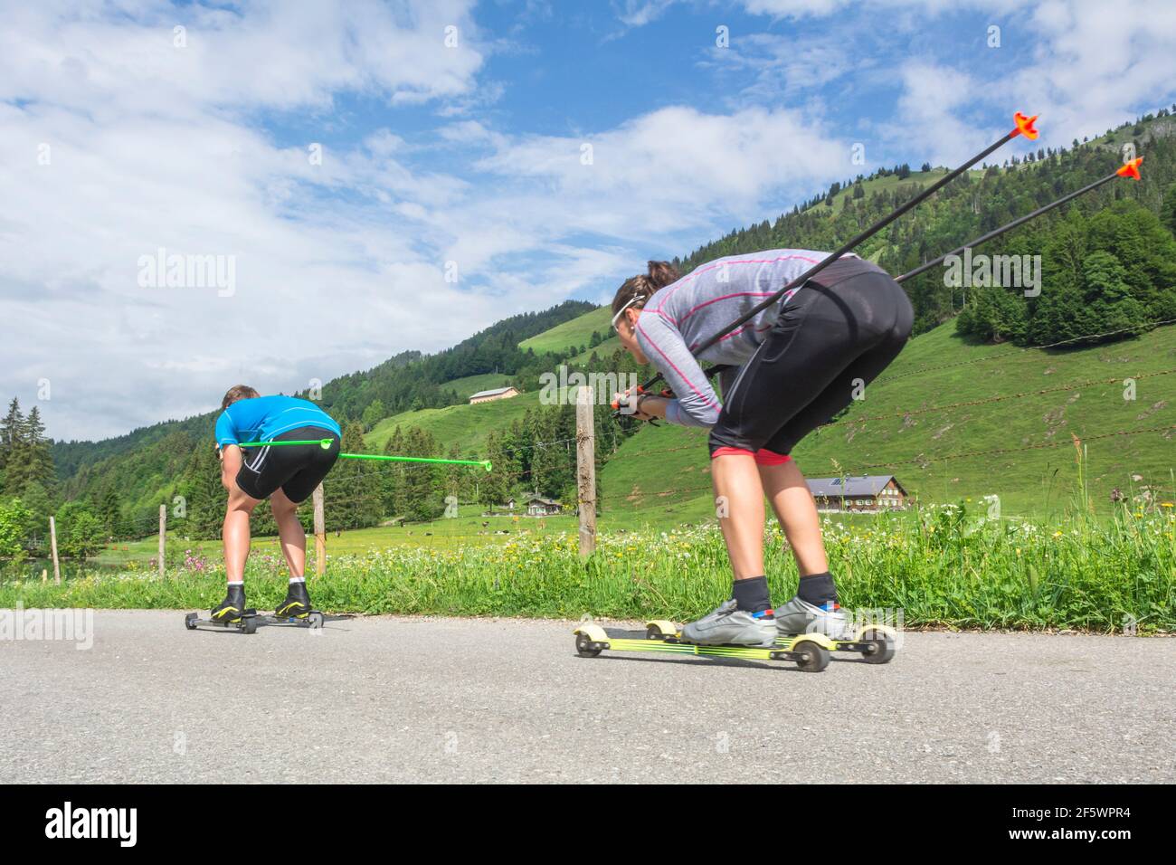 CC-Skifahrer während einer Trainingseinheit im Sommer Stockfoto