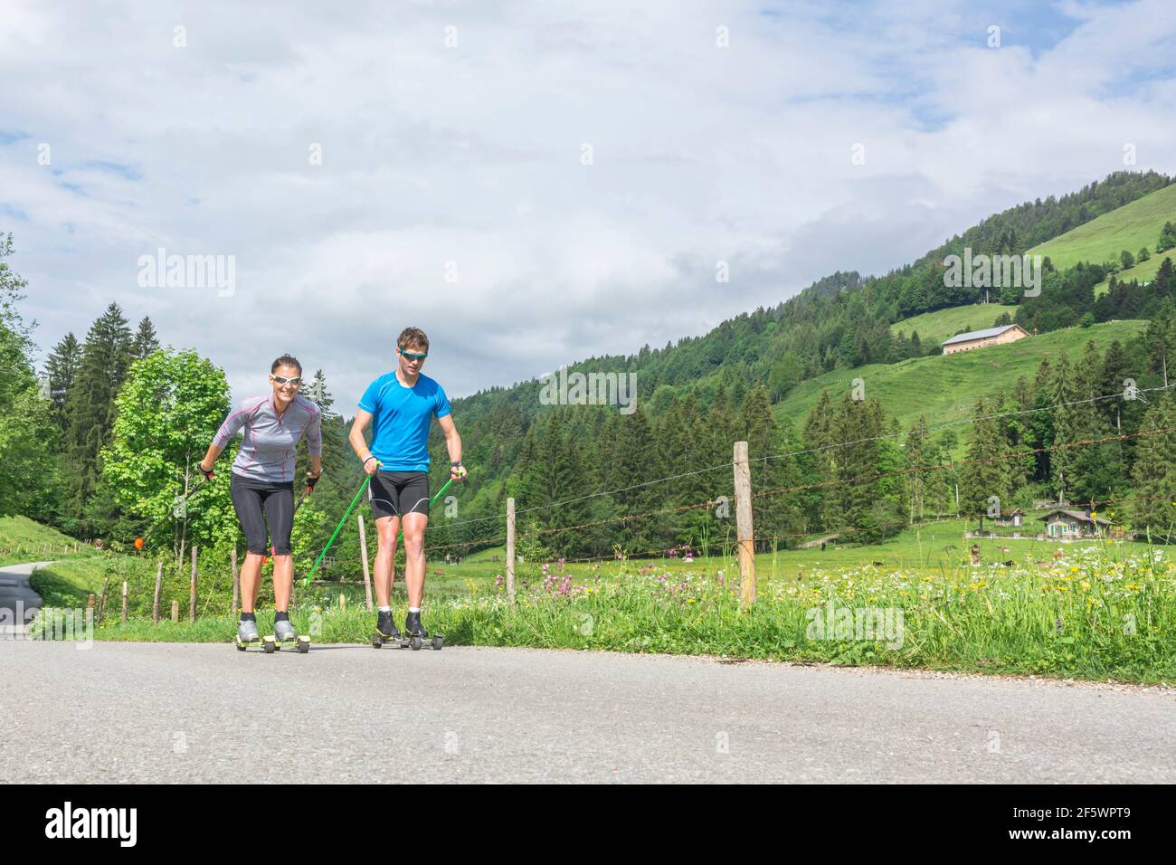 CC-Skifahrer während einer Trainingseinheit im Sommer Stockfoto