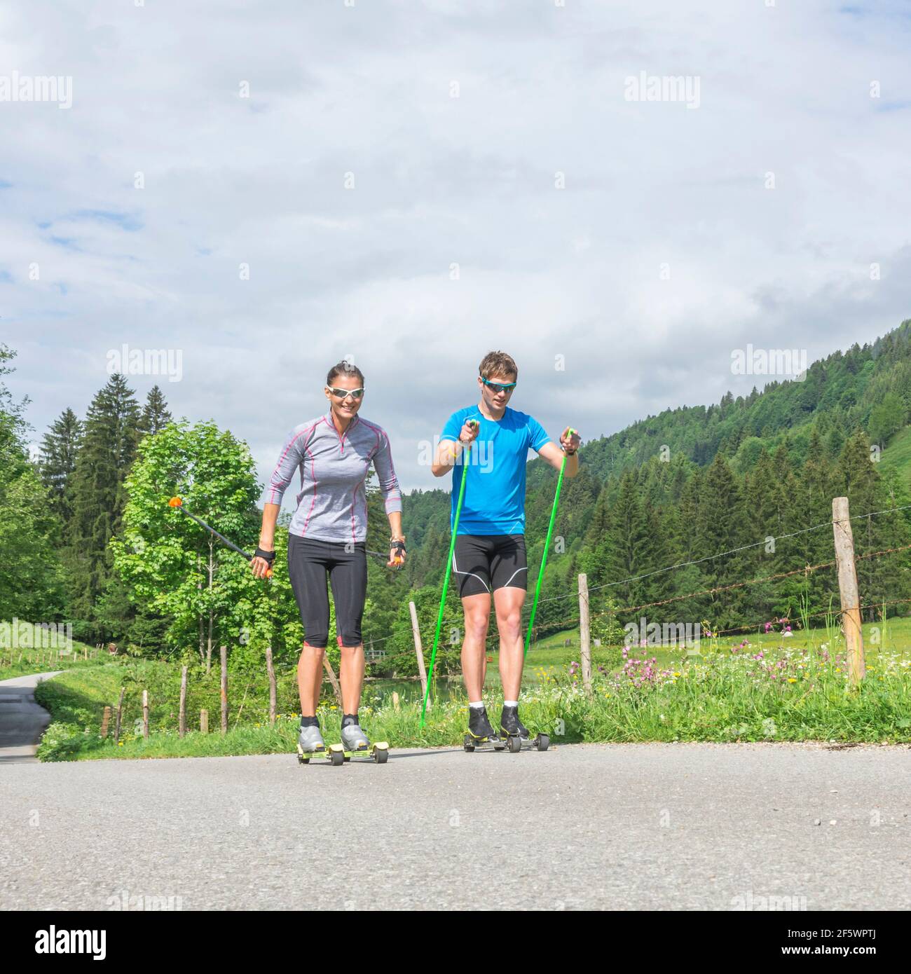 CC-Skifahrer während einer Trainingseinheit im Sommer Stockfoto