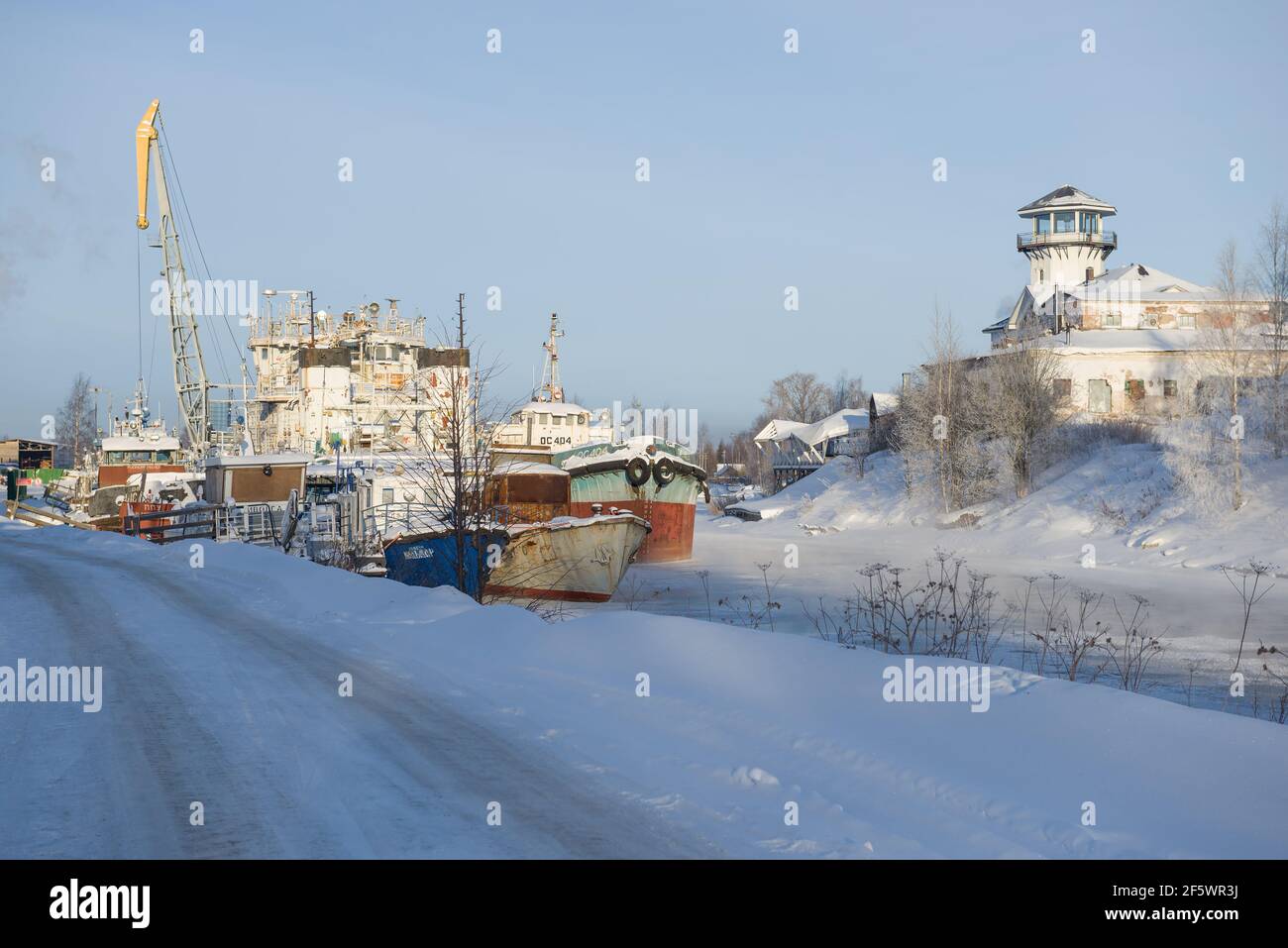 VYTEGRA, RUSSLAND - 23. FEBRUAR 2021: Frostiger Tag am Flusshafen von Vytegra Stockfoto