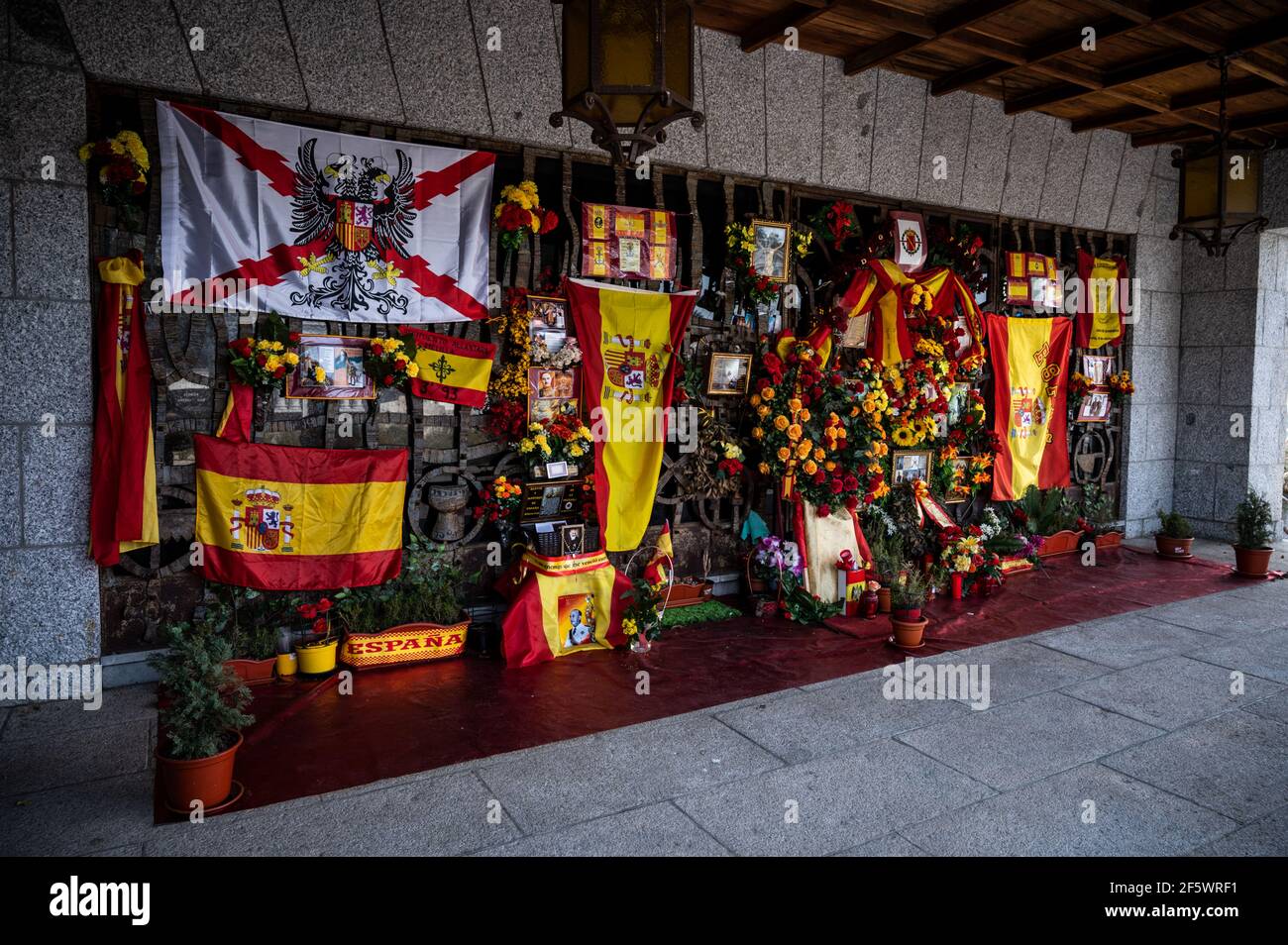 Madrid, Spanien. März 2021, 28th. Flags, Bilder und Blumen, die außerhalb des Pantheons mit dem Grab des Diktators Franco auf dem Friedhof El Pardo Mingorrubio während einer Versammlung rechtsextremer Anhänger zum Gedenken an den 82nd. Jahrestag platziert wurden, als Diktator Francisco Franco und seine Truppen nach dem spanischen Putsch vom 1936. Juli gegen Madrid eindrangen Die spanische Republik 2nd. Quelle: Marcos del Mazo/Alamy Live News Stockfoto