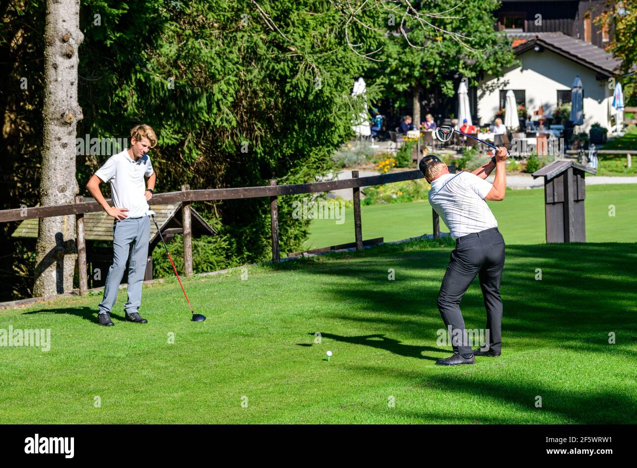 Eine Gruppe von Golfern auf einem Golfplatz im Allgäu, Golf spielen in einer wunderschönen Landschaft Stockfoto